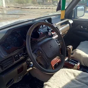 Mitsubishi Pajero 1992