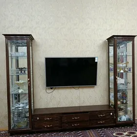 Витринный шкаф