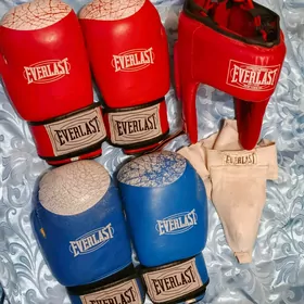 боксерские перчатки и шлем