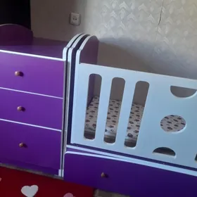 детская кроватка с тумбой