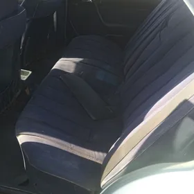 Mercedes-Benz 300E 1988