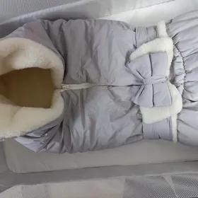 уголок, одеяло и комбинезон