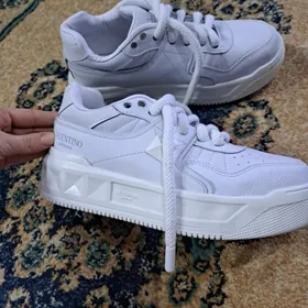 Женские кроссовки