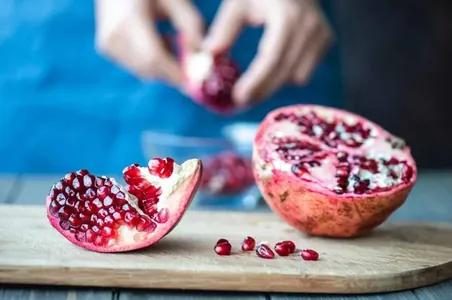 Исследование: добавка из гранатов и орехов «омолаживает» иммунные клетки за 28 дней