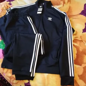 Продаю спортивный костюм