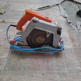 Daira agaç kesýän