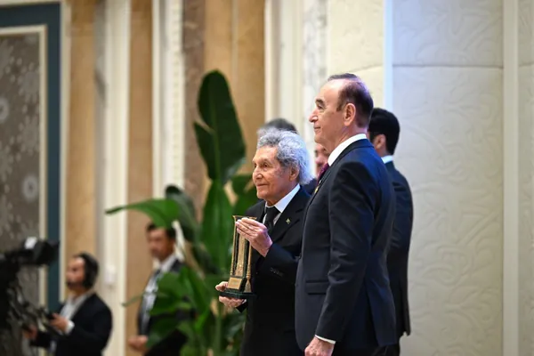 Heýkeltaraş Babasary Annamyradow "Geljegiň mirasy" halkara baýragynyň eýesi boldy