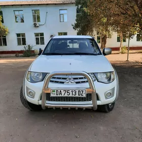 Mitsubishi L200 2012