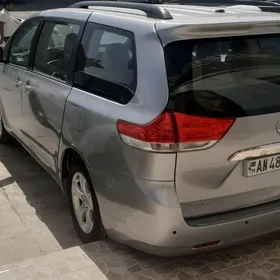 Toyota Sienna 2011