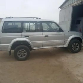 Mitsubishi Montero 1995