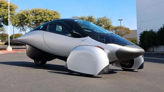 Американский стартап начал сборку серийных «солнцемобилей» с тремя колесами