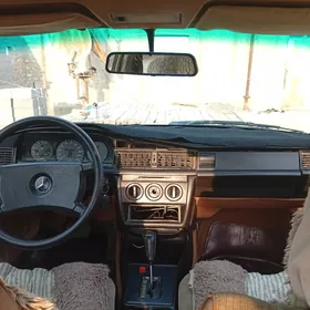 Mercedes-Benz 190E 1983