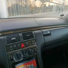 Mercedes-Benz E320 2001