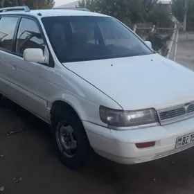 Mitsubishi Chariot 1992