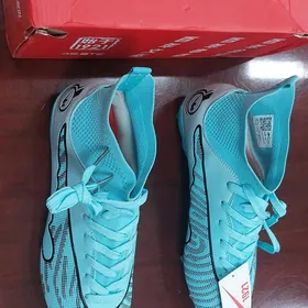 футбольные бутсы