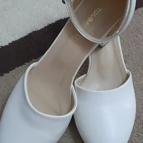 Белые вечерние туфли.