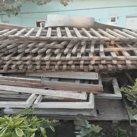 окна,брёвна,доски