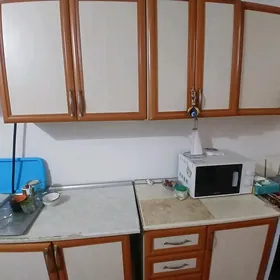 Kuhnya we spalniy garnitur.