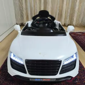 Audi машина