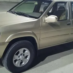 Nissan Pathfinder 2000