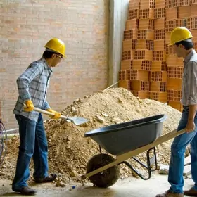 Işçiler gerek gurluşykda