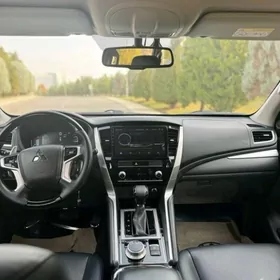 Mitsubishi Pajero 2020