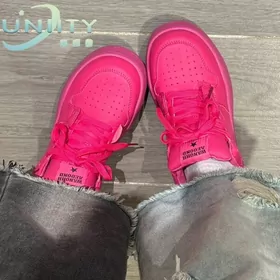 яркие розовые кроссовки