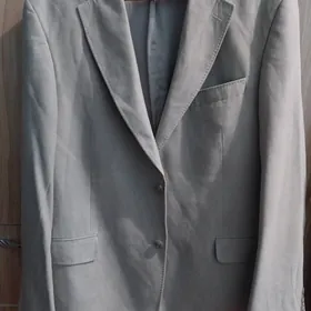 Seryy renkli kostyum