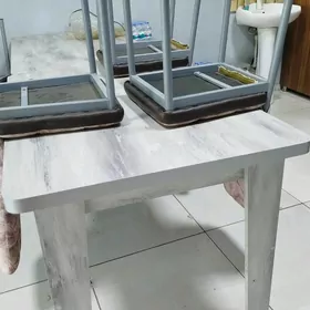 стол и стулья