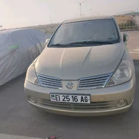 Nissan Tiida 2005