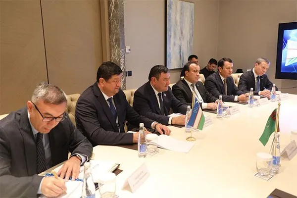 Türkmenistan we Özbegistan ýangyç-energetika toplumynda hyzmatdaşlygy ösdürmegi maslahatlaşdylar