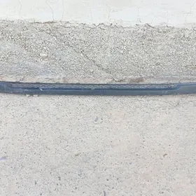 Kia bamper aşagynda otyrýa.