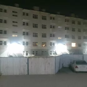 jay kamilin yanynynda