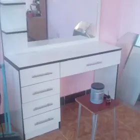 стол для макияжа 