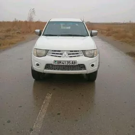 Mitsubishi L200 2012