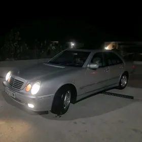 Mercedes-Benz E320 2001