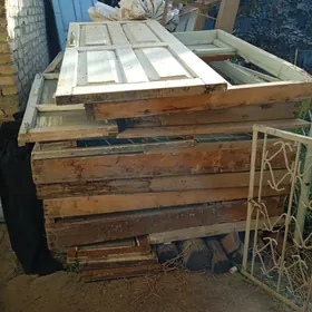 Tagta ayna gapylar bar