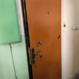 Наружный дверь.