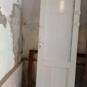 дверь железный и пластиковый