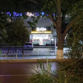 Markeda gyz-oglan ishgarler