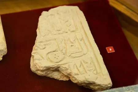 Türkmenistanda ýüze çykarylan täze arheologik tapyndylar Aşgabat we Arkadag şäherleriniň muzeýlerine gowşurylar