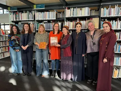 Pariždäki Arap dünýäsi institutyna Magtymgulynyň arap dilindäki neşirleri gowşuryldy