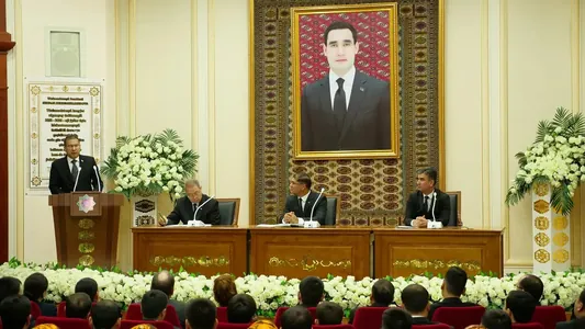 Adalat köşgünde hukuk taýdan döwrebaplaşdyrmak we halkara başlangyçlar ara alnyp maslahatlaşyldy