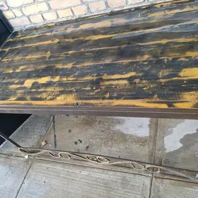 Скамейки и стол