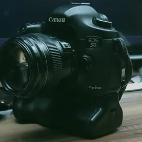 Canon 5 dm3 ef 100mm f 2.0