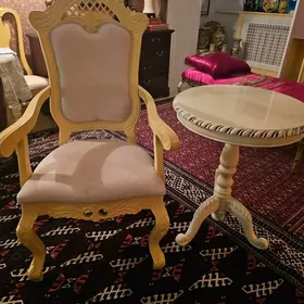 Кресло и круглый стол