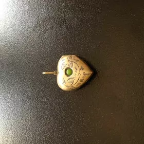 Медальон серебряный с нефритом