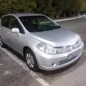Nissan Tiida 2005