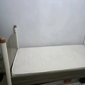 кровать/krowat