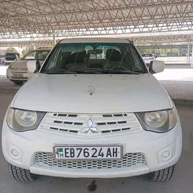 Mitsubishi L200 2012